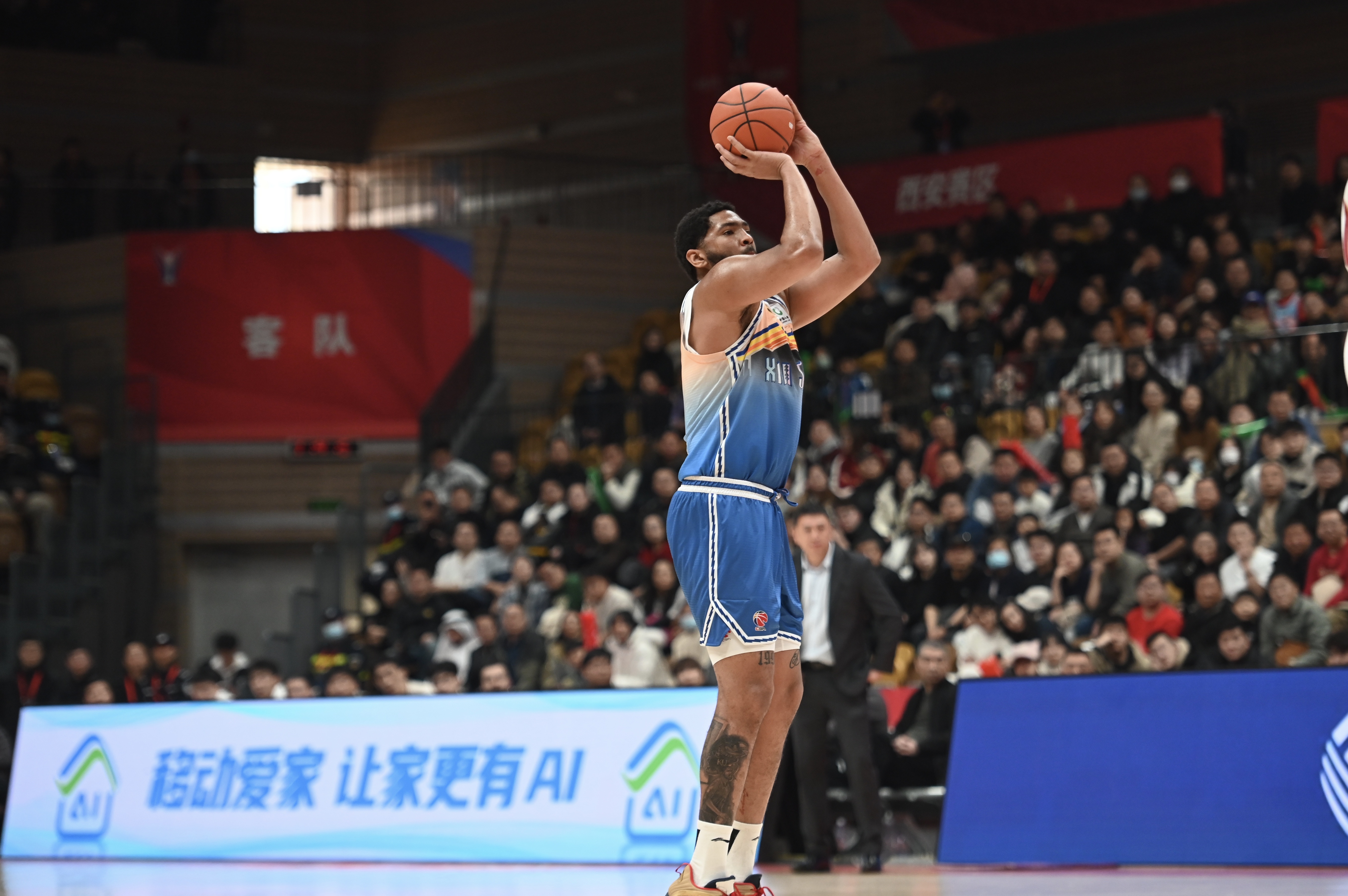 手感火熱！勞森半場7中6高效砍下17分5籃板 首節15分